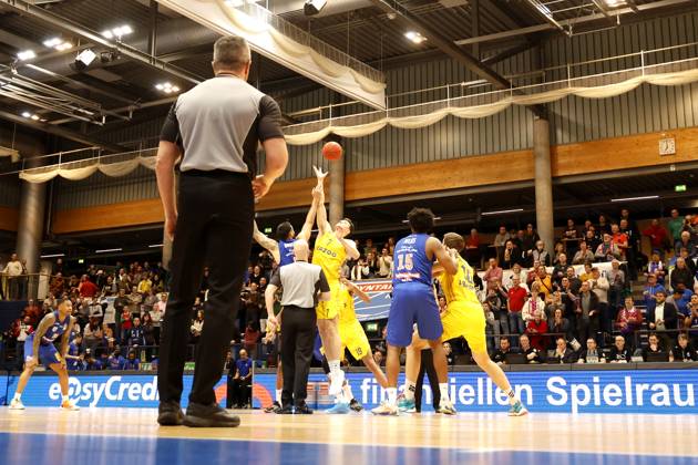 14 03 2023, easyCredit Basketball Bundesliga, BBL, season 2022 2023, men, Syntainics MBC Alba Berlin, tipoff, 8 Martin Breunig, Syntainics MBC, 7, Yanni Wetzell, Alba Berlin Weißenfels Stadthalle Sachsen Anhalt Germany