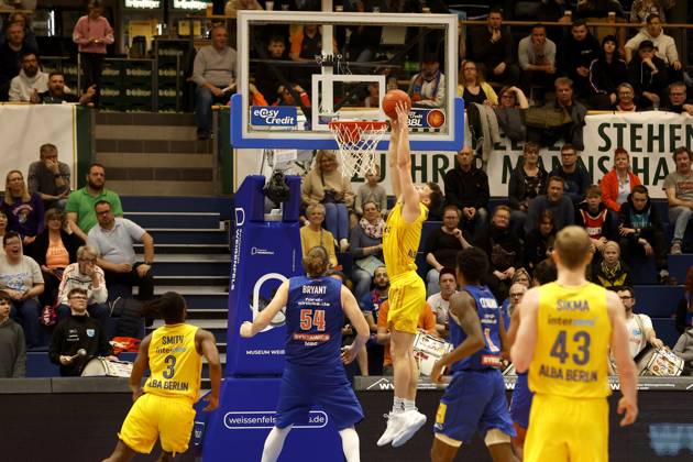 14 03 2023, easyCredit Basketball Bundesliga, BBL, season 2022 2023, men, Syntainics MBC Alba Berlin, 7, Yanni Wetzell, Alba Berlin, 54, John Bryant, Syntainics MBC Weißenfels Stadthalle Sachsen Anhalt Germany