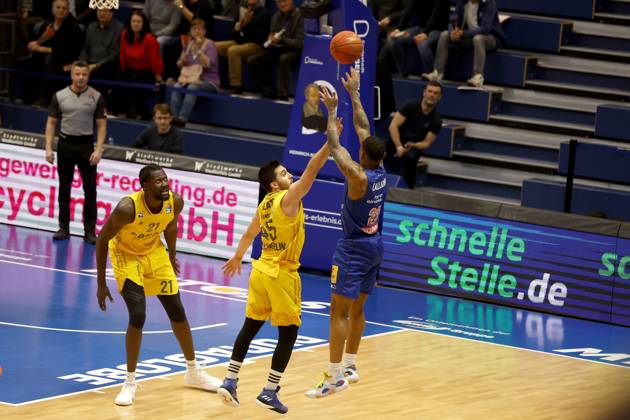 14 03 2023, easyCredit Basketball Bundesliga, BBL, season 2022 2023, men, Syntainics MBC Alba Berlin, 23, Charles Callison, Syntainics MBC, 45, Tamir Blatt, Alba Berlin Weißenfels Stadthalle Sachsen Anhalt Germany