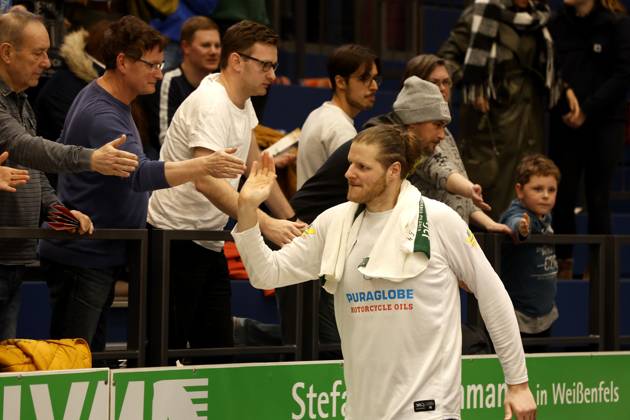 14 03 2023, easyCredit Basketball Bundesliga, BBL, season 2022 2023, men, Syntainics MBC Alba Berlin, 54, John Bryant, Syntainics MBC thanks fans Weißenfels Stadthalle Sachsen Anhalt Germany