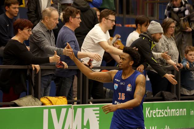 14 03 2023, easyCredit Basketball Bundesliga, BBL, season 2022 2023, men, Syntainics MBC Alba Berlin, 15, Stephon Jelks, Syntainics MBC thanks fans Weißenfels Stadthalle Sachsen Anhalt Germany