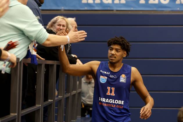 14 03 2023, easyCredit Basketball Bundesliga, BBL, season 2022 2023, men, Syntainics MBC Alba Berlin, 11, Kostja Mushidi, Syntainics MBC thanks fans Weißenfels Stadthalle Sachsen Anhalt Germany