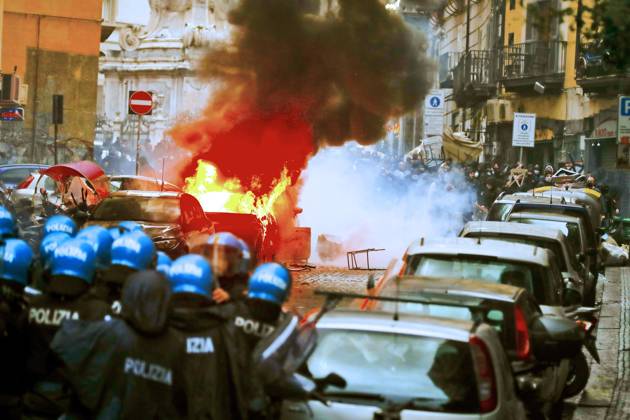 Football, CL, SSC Naples - Eintracht Frankfurt, burning cars in Naples
