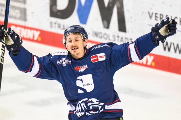 Straubing Tigers vs Grizzlys Wolfsburg, ice hockey, German Ice Hockey League, Penny DEL, 3 matchday playoffs quarterfinals, season 2022 2023, 19 03 2023 Luke Adam Straubing Tigers cheers over the goal, ice hockey men, German Ice Hockey League, Penny DEL, 3 matchday playoffs quarterfinals, season 2022 2022 on 19 03 2023 at Eisstadion am Pulverturm, Straubing Tigers blue vs Grizzlys Wolfsburg white