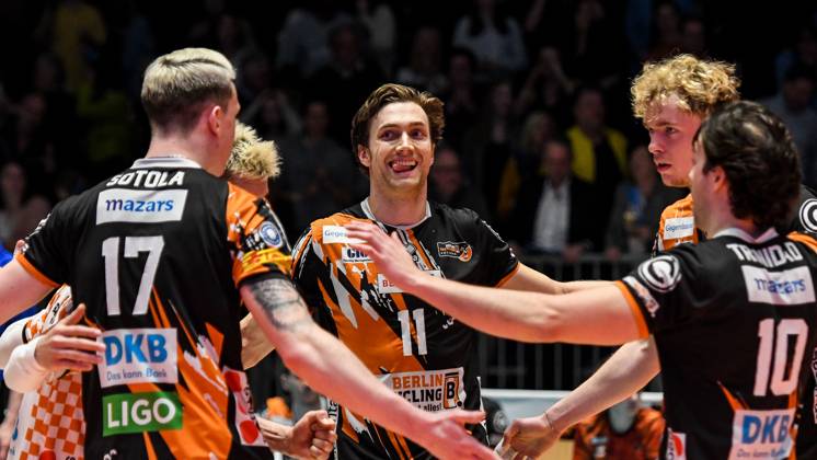 GER, VBL, VfB Friedrichshafen vs Berlin Recycling Volleys 19 03 2023, Bodensee Airport Arena, Friedrichshafen, GER, VBL, VfB Friedrichshafen vs Berlin Recycling Volleys, pictured Marek Sotola Berlin, 17 , Cody Kessel Berlin, 11 , Anton Brehme Berlin, 8 , Angel Trinidad Berlin, 10 , after important point win. nordphotoxGmbHx xHafner nph00200