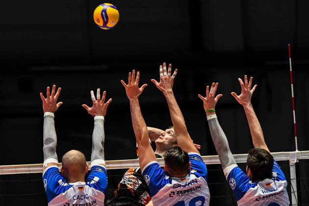 GER, VBL, VfB Friedrichshafen vs Berlin Recycling Volleys 19 03 2023, Bodensee Airport Arena, Friedrichshafen, GER, VBL, VfB Friedrichshafen vs Berlin Recycling Volleys, pictured Vojin Cacic Friedrichshafen, 13 , Andre Brown Friedrichshafen, 18 and Dejan Vincic Friedrichshafen, 9 try to block the attack of Cody Kessel Berlin, 11 nordphotoxGmbHx xHafner nph00200