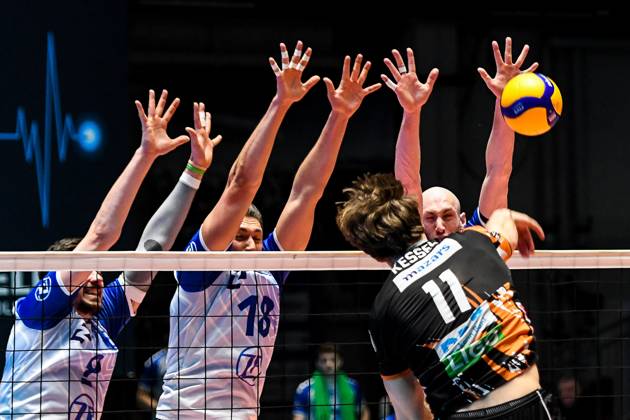 GER, VBL, VfB Friedrichshafen vs Berlin Recycling Volleys 19 03 2023, Bodensee Airport Arena, Friedrichshafen, GER, VBL, VfB Friedrichshafen vs Berlin Recycling Volleys, pictured Cody Kessel Berlin, 11 cant beat the block with Dejan Vincic Friedrichshafen, 9 , Andre Brown Friedrichshafen, 18 and Ziga Stern Friedrichshafen, 14 nordphotoxGmbHx xHafner nph00200