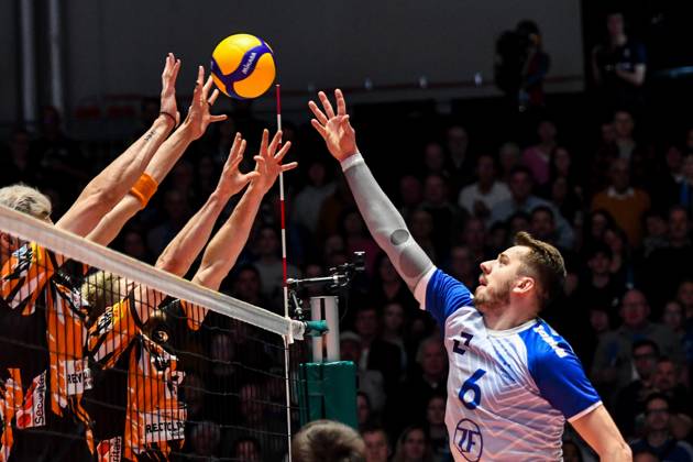 GER, VBL, VfB Friedrichshafen vs Berlin Recycling Volleys 19 03 2023, Bodensee Airport Arena, Friedrichshafen, GER, VBL, VfB Friedrichshafen vs Berlin Recycling Volleys, in picture Michal Superlak Friedrichshafen, 6 outwits Berlin block nordphotoxGmbHx xHafner nph00200