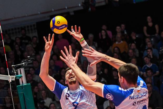 GER, VBL, VfB Friedrichshafen vs Berlin Recycling Volleys 19 03 2023, Bodensee Airport Arena, Friedrichshafen, GER, VBL, VfB Friedrichshafen vs Berlin Recycling Volleys, in picture pass from Dejan Vincic Friedrichshafen, 9 to Aleksandar Nedeljkovic Friedrichshafen, 1 nordphotoxGmbHx xHafner nph00200