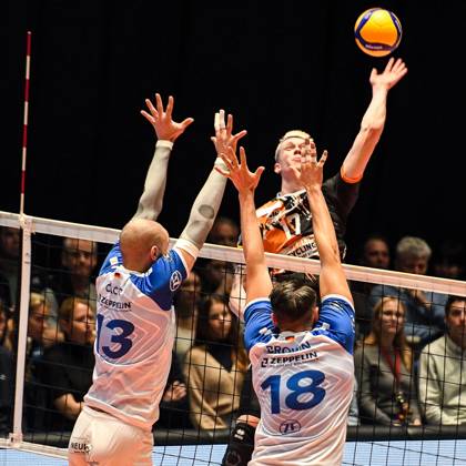 GER, VBL, VfB Friedrichshafen vs Berlin Recycling Volleys 19 03 2023, Bodensee Airport Arena, Friedrichshafen, GER, VBL, VfB Friedrichshafen vs Berlin Recycling Volleys, pictured Marek Sotola Berlin, 17 , Vojin Cacic Friedrichshafen, 13 , Andre Brown Friedrichshafen, 18 nordphotoxGmbHx xHafner nph00200