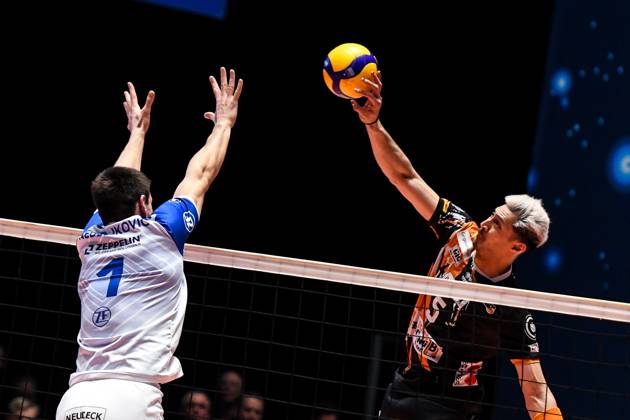 GER, VBL, VfB Friedrichshafen vs Berlin Recycling Volleys 19 03 2023, Bodensee Airport Arena, Friedrichshafen, GER, VBL, VfB Friedrichshafen vs Berlin Recycling Volleys, pictured Aleksandar Nedeljkovic Friedrichshafen, 1 , Nehemiah Mote Berlin, 5 nordphotoxGmbHx xHafner nph00200
