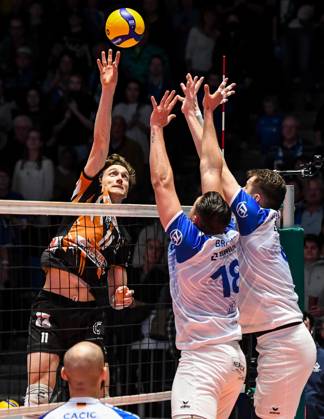 GER, VBL, VfB Friedrichshafen vs Berlin Recycling Volleys 19 03 2023, Bodensee Airport Arena, Friedrichshafen, GER, VBL, VfB Friedrichshafen vs Berlin Recycling Volleys, pictured Cody Kessel Berlin, 11 , Andre Brown Friedrichshafen, 18 , Michal Superlak Friedrichshafen, 6 nordphotoxGmbHx xHafner nph00200