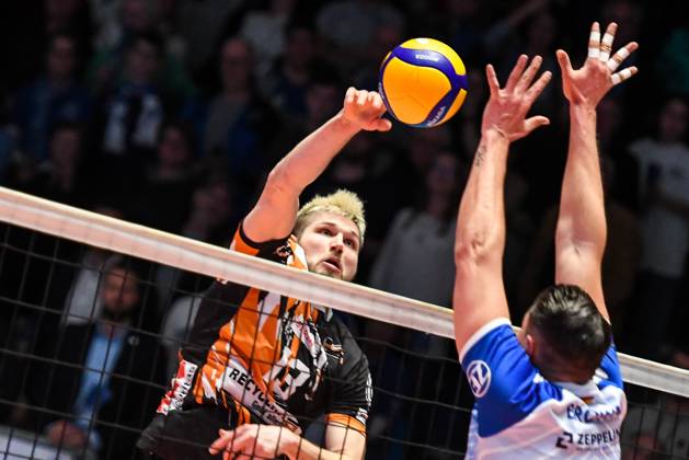 GER, VBL, VfB Friedrichshafen vs Berlin Recycling Volleys 19 03 2023, Bodensee Airport Arena, Friedrichshafen, GER, VBL, VfB Friedrichshafen vs Berlin Recycling Volleys, pictured Ruben Schott Berlin, 13 , Andre Brown Friedrichshafen, 18 nordphotoxGmbHx xHafner nph00200