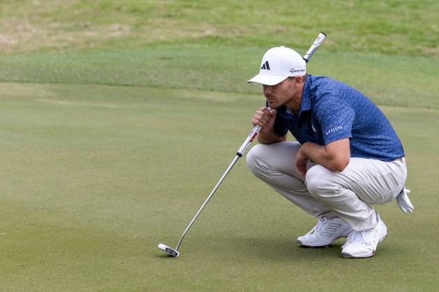AUSTIN, TX - MARCH 22: Aaron Wise lines up a put on the 11th green during Round 1 Group Play of the PGA, Golf Herren World Golf Championships Dell Technologies Match Play on March 22, 2023, at Austin County Club in Austin, TX. (Photo by David Buono Icon Sportswire) GOLF: MAR 22 PGA - World Golf Championships-Dell Technologies Match Play Icon230322004