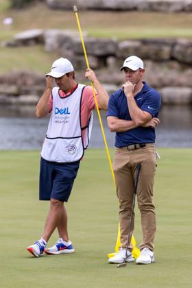 AUSTIN, TX - MARCH 22: Rory McIlroy stands next to his caddies as his opponent putts on the 11th green during Round 1 Group Play of the PGA, Golf Herren World Golf Championships Dell Technologies Match Play on March 22, 2023, at Austin County Club in Austin, TX. (Photo by David Buono Icon Sportswire) GOLF: MAR 22 PGA - World Golf Championships-Dell Technologies Match Play Icon230322019