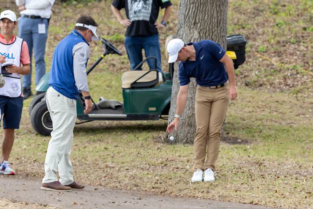 AUSTIN, TX - MARCH 22: Rory McIlroy drops to get relief from a cart path on the 12th hole during Round 1 Group Play of the PGA, Golf Herren World Golf Championships Dell Technologies Match Play on March 22, 2023, at Austin County Club in Austin, TX. (Photo by David Buono Icon Sportswire) GOLF: MAR 22 PGA - World Golf Championships-Dell Technologies Match Play Icon230322022
