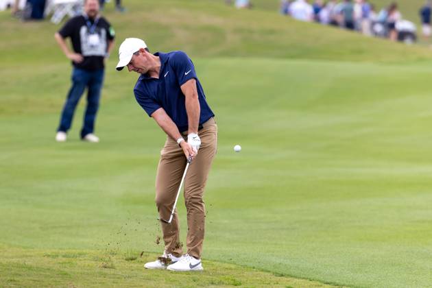 AUSTIN, TX - MARCH 22: Rory McIlroy chips up to the 12th green during Round 1 Group Play of the PGA, Golf Herren World Golf Championships Dell Technologies Match Play on March 22, 2023, at Austin County Club in Austin, TX. (Photo by David Buono Icon Sportswire) GOLF: MAR 22 PGA - World Golf Championships-Dell Technologies Match Play Icon230322025