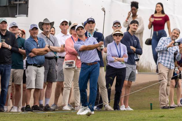 AUSTIN, TX - MARCH 22: Denny McCarthy plays a shot on the 12th hole in front of the crowd during Round 1 Group Play of the PGA, Golf Herren World Golf Championships Dell Technologies Match Play on March 22, 2023, at Austin County Club in Austin, TX. (Photo by David Buono Icon Sportswire) GOLF: MAR 22 PGA - World Golf Championships-Dell Technologies Match Play Icon230322032