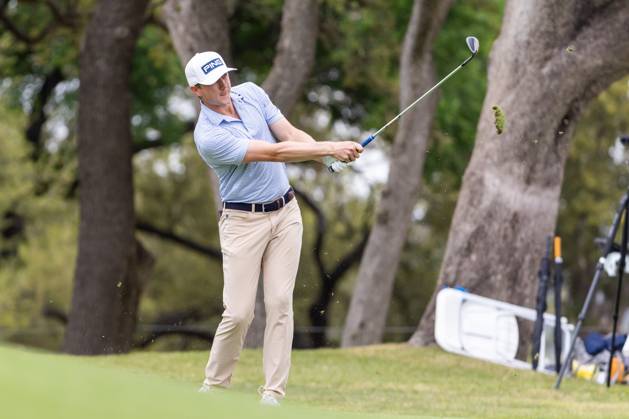 AUSTIN, TX - MARCH 22: Mackenzie Hughes plays his shot from the fairway on the tenth hole during Round 1 Group Play of the PGA, Golf Herren World Golf Championships Dell Technologies Match Play on March 22, 2023, at Austin County Club in Austin, TX. (Photo by David Buono Icon Sportswire) GOLF: MAR 22 PGA - World Golf Championships-Dell Technologies Match Play Icon230322075