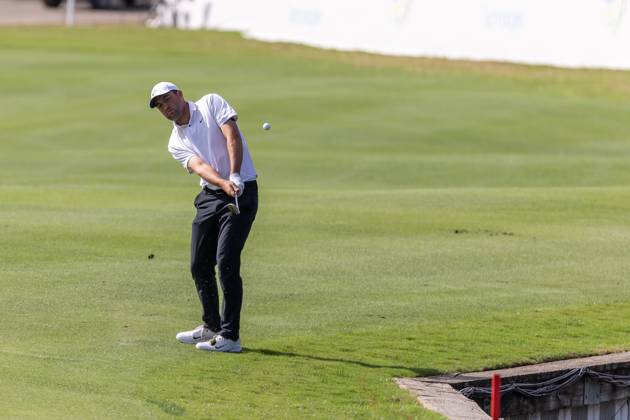 AUSTIN, TX - MARCH 25: Scottie Scheffler chips after taking a drop from a water hazard on the12th hole during the Round of 16 of the PGA, Golf Herren World Golf Championships Dell Technologies Match Play on March 25, 2023, at Austin County Club in Austin, TX. (Photo by David Buono Icon Sportswire) GOLF: MAR 25 PGA - World Golf Championships-Dell Technologies Match Play Icon230325007