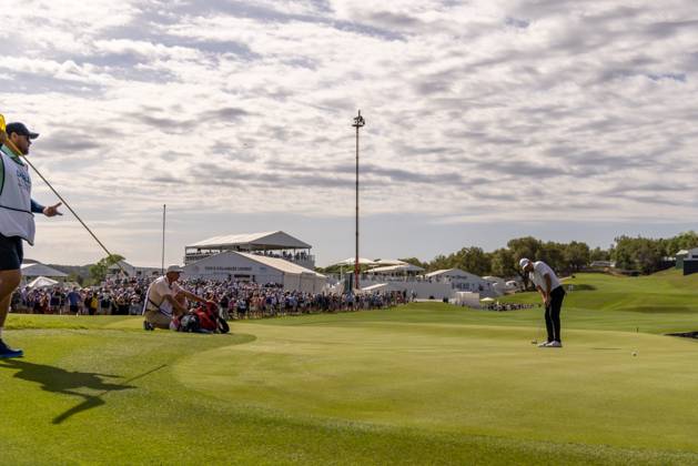 AUSTIN, TX - MARCH 25: Scottie Scheffler putts on the 12th green as a large group of fans looks on during the Round of 16 of the PGA, Golf Herren World Golf Championships Dell Technologies Match Play on March 25, 2023, at Austin County Club in Austin, TX. (Photo by David Buono Icon Sportswire) GOLF: MAR 25 PGA - World Golf Championships-Dell Technologies Match Play Icon230325008