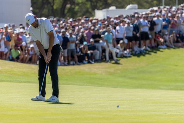 AUSTIN, TX - MARCH 25: Scottie Scheffler attempts an eagle putt on the 13th green while a large gallery of spectators watches during the Quarterfinals of the PGA, Golf Herren World Golf Championships Dell Technologies Match Play on March 25, 2023, at Austin County Club in Austin, TX. (Photo by David Buono Icon Sportswire) GOLF: MAR 25 PGA - World Golf Championships-Dell Technologies Match Play Icon230325072