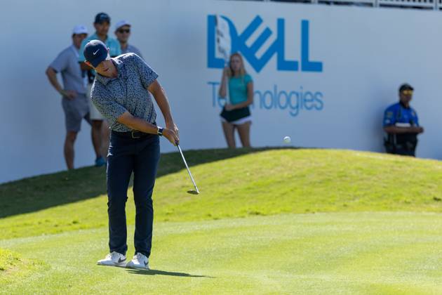 AUSTIN, TX - MARCH 25: Rory McIlroy attempts an eagle chip on the 13th hole during the Quarterfinals of the PGA, Golf Herren World Golf Championships Dell Technologies Match Play on March 25, 2023, at Austin County Club in Austin, TX. (Photo by David Buono Icon Sportswire) GOLF: MAR 25 PGA - World Golf Championships-Dell Technologies Match Play Icon230325078