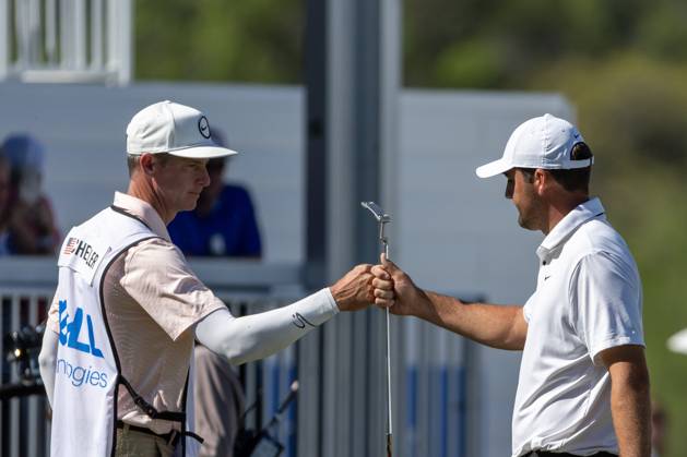 AUSTIN, TX - MARCH 25: Scottie Scheffler fist bumps with his caddie Ted Scott after making a birdie putt on the 15th hole during the Quarterfinals of the PGA, Golf Herren World Golf Championships Dell Technologies Match Play on March 25, 2023, at Austin County Club in Austin, TX. (Photo by David Buono Icon Sportswire) GOLF: MAR 25 PGA - World Golf Championships-Dell Technologies Match Play Icon230325084
