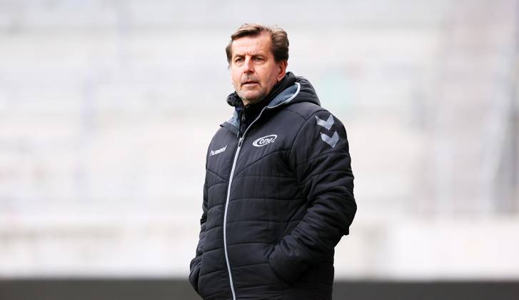 Aue, 04 04 2023, Erzgebirgsstadion, Football, Test match , FC Erzgebirge Aue vs ZFC Meuselwitz 3 2 1 1 , In picture coach Heiko Weber, ZFC Meuselwitz , Only editorial use , DFB DFL regulations prohibit any use of photographs as image sequences and or quasi video , Picture Point