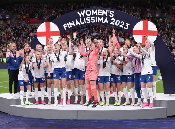 London, England, 6th April 2023. The England team celebrate with the trophy after winning the Women s CONMEBOL UEFA Finalissima match at Wembley Stadium, London. Picture credit should read: Paul Terry Sportimage EDITORIAL USE ONLY. No use with unauthorised audio, video, data, fixture lists, club league logos or live services. Online in-match use limited to 120 images, no video emulation. No use in betting, games or single club league player publications. SPI-2352-0034