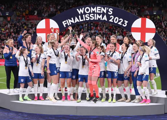 London, England, 6th April 2023. The England team celebrate with the trophy after winning the Women s CONMEBOL UEFA Finalissima match at Wembley Stadium, London. Picture credit should read: Paul Terry Sportimage EDITORIAL USE ONLY. No use with unauthorised audio, video, data, fixture lists, club league logos or live services. Online in-match use limited to 120 images, no video emulation. No use in betting, games or single club league player publications. SPI-2352-0036