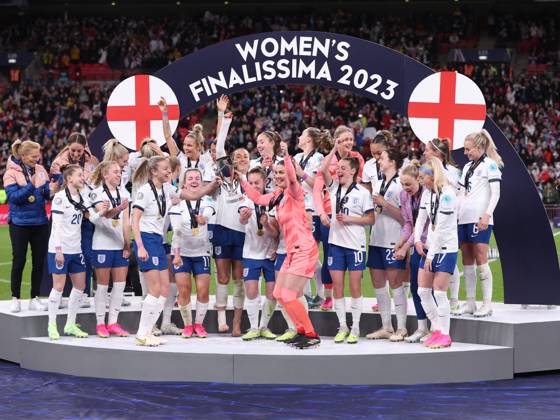 London, England, 6th April 2023. The England team celebrate with the trophy after winning the Women s CONMEBOL UEFA Finalissima match at Wembley Stadium, London. Picture credit should read: Paul Terry Sportimage EDITORIAL USE ONLY. No use with unauthorised audio, video, data, fixture lists, club league logos or live services. Online in-match use limited to 120 images, no video emulation. No use in betting, games or single club league player publications. SPI-2352-0037