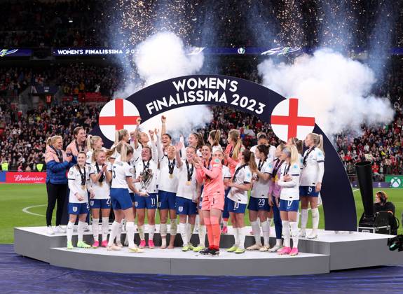 London, England, 6th April 2023. The England team celebrate with the trophy after winning the Women s CONMEBOL UEFA Finalissima match at Wembley Stadium, London. Picture credit should read: Paul Terry Sportimage EDITORIAL USE ONLY. No use with unauthorised audio, video, data, fixture lists, club league logos or live services. Online in-match use limited to 120 images, no video emulation. No use in betting, games or single club league player publications. SPI-2352-0038