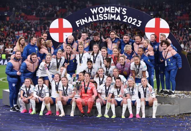 London, England, 6th April 2023. The England team celebrate with the trophy after winning the Women s CONMEBOL UEFA Finalissima match at Wembley Stadium, London. Picture credit should read: Paul Terry Sportimage EDITORIAL USE ONLY. No use with unauthorised audio, video, data, fixture lists, club league logos or live services. Online in-match use limited to 120 images, no video emulation. No use in betting, games or single club league player publications. SPI-2352-0039