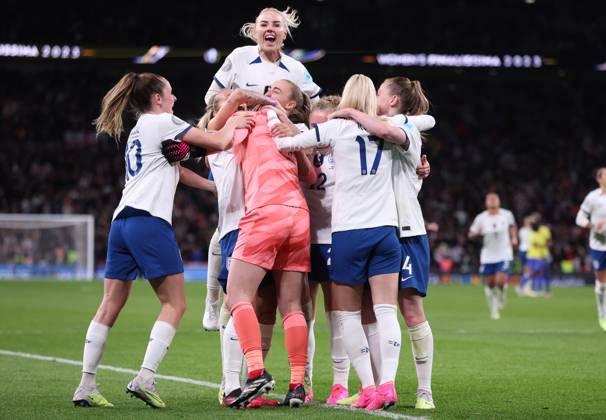 London, England, 6th April 2023. The England team celebrate after they win the Women s CONMEBOL UEFA Finalissima match at Wembley Stadium, London. Picture credit should read: Paul Terry Sportimage EDITORIAL USE ONLY. No use with unauthorised audio, video, data, fixture lists, club league logos or live services. Online in-match use limited to 120 images, no video emulation. No use in betting, games or single club league player publications. SPI-2352-0048