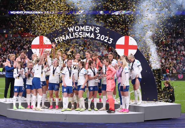 London, England, 6th April 2023. The England team celebrate after they win the Women s CONMEBOL UEFA Finalissima match at Wembley Stadium, London. Picture credit should read: Paul Terry Sportimage EDITORIAL USE ONLY. No use with unauthorised audio, video, data, fixture lists, club league logos or live services. Online in-match use limited to 120 images, no video emulation. No use in betting, games or single club league player publications. SPI-2352-0049