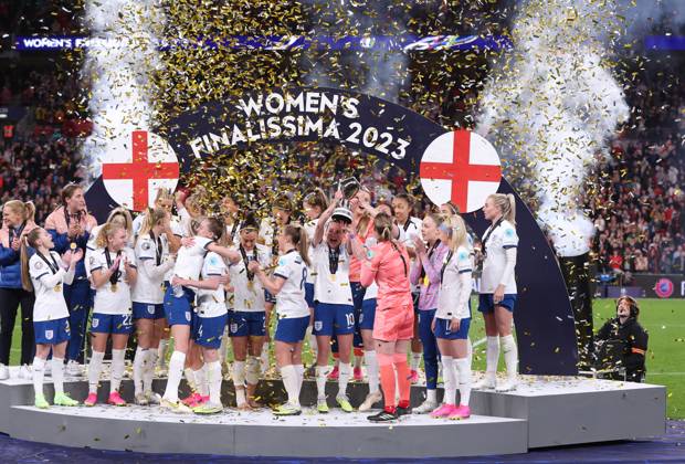 London, England, 6th April 2023. The England team celebrate after they win the Women s CONMEBOL UEFA Finalissima match at Wembley Stadium, London. Picture credit should read: Paul Terry Sportimage EDITORIAL USE ONLY. No use with unauthorised audio, video, data, fixture lists, club league logos or live services. Online in-match use limited to 120 images, no video emulation. No use in betting, games or single club league player publications. SPI-2352-0050