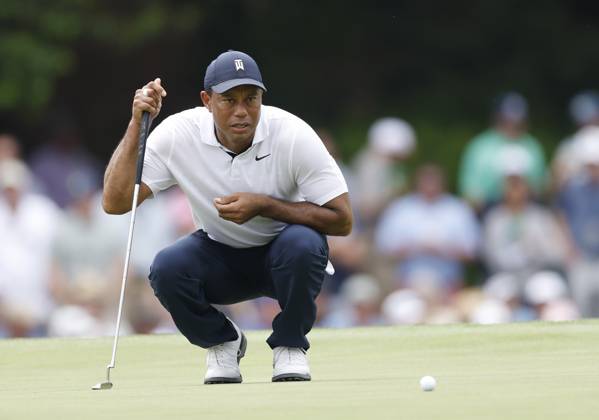 Sport Bilder des Tages Tiger Woods lines up a putt on the 15th hole in the first round of the Masters Tournament at Augusta National Golf Club in Augusta, Georgia on Thursday, April 6, 2023.  AUG20230406015 JOHNxANGELILLO