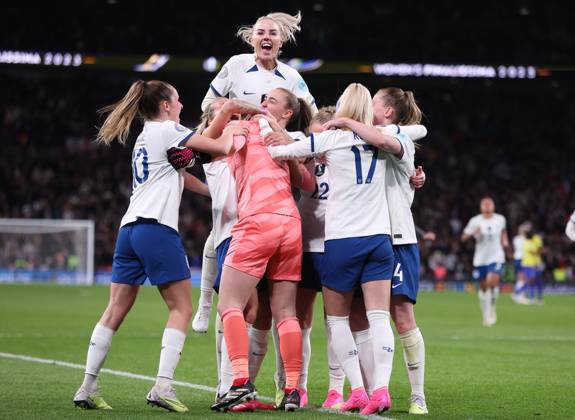 London, England, 6th April 2023. The England team celebrates after winning the Women s CONMEBOL UEFA Finalissima match at Wembley Stadium, London. Picture credit should read: Paul Terry Sportimage EDITORIAL USE ONLY. No use with unauthorised audio, video, data, fixture lists, club league logos or live services. Online in-match use limited to 120 images, no video emulation. No use in betting, games or single club league player publications. SPI-2352-0060