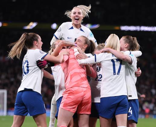 London, England, 6th April 2023. The England team celebrates after winning the Women s CONMEBOL UEFA Finalissima match at Wembley Stadium, London. Picture credit should read: Paul Terry Sportimage EDITORIAL USE ONLY. No use with unauthorised audio, video, data, fixture lists, club league logos or live services. Online in-match use limited to 120 images, no video emulation. No use in betting, games or single club league player publications. SPI-2352-0061