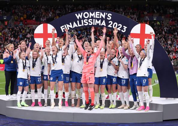 London, England, 6th April 2023. The England team celebrate after winning the Women s CONMEBOL UEFA Finalissima match at Wembley Stadium, London. Picture credit should read: Paul Terry Sportimage EDITORIAL USE ONLY. No use with unauthorised audio, video, data, fixture lists, club league logos or live services. Online in-match use limited to 120 images, no video emulation. No use in betting, games or single club league player publications. SPI-2352-0063