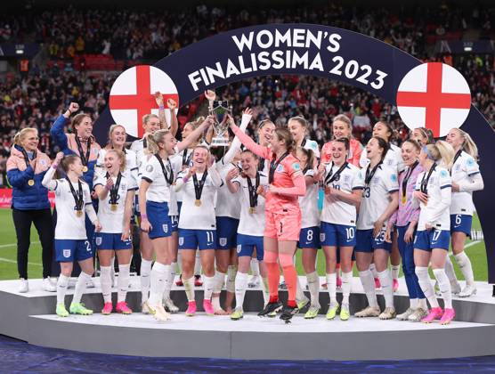 London, England, 6th April 2023. The England team celebrate after winning the Women s CONMEBOL UEFA Finalissima match at Wembley Stadium, London. Picture credit should read: Paul Terry Sportimage EDITORIAL USE ONLY. No use with unauthorised audio, video, data, fixture lists, club league logos or live services. Online in-match use limited to 120 images, no video emulation. No use in betting, games or single club league player publications. SPI-2352-0064