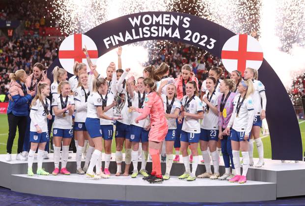 London, England, 6th April 2023. The England team celebrate after winning the Women s CONMEBOL UEFA Finalissima match at Wembley Stadium, London. Picture credit should read: Paul Terry Sportimage EDITORIAL USE ONLY. No use with unauthorised audio, video, data, fixture lists, club league logos or live services. Online in-match use limited to 120 images, no video emulation. No use in betting, games or single club league player publications. SPI-2352-0065