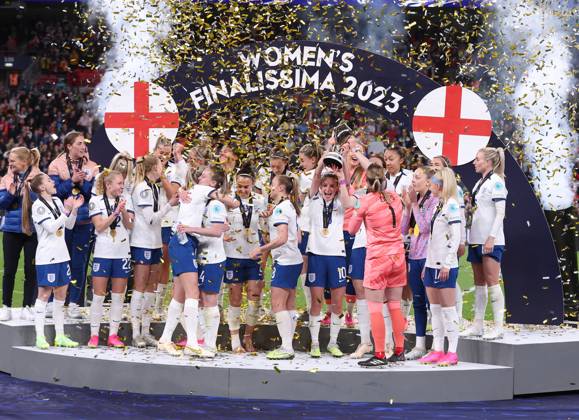 London, England, 6th April 2023. The England team celebrate after winning the Women s CONMEBOL UEFA Finalissima match at Wembley Stadium, London. Picture credit should read: Paul Terry Sportimage EDITORIAL USE ONLY. No use with unauthorised audio, video, data, fixture lists, club league logos or live services. Online in-match use limited to 120 images, no video emulation. No use in betting, games or single club league player publications. SPI-2352-0066