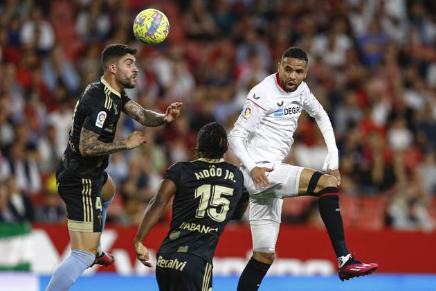 ESP: Sevilla FC-RC Celta. La Liga Santander Youssef En-Nesyri of Sevilla FC and Unai Nunez, Joseph Aidoo of RC Celta de Vigo during the La Liga match between Sevilla FC and RC Celta played at Sanchez Pizjuan Stadium on April 7, 2023 in Sevilla, Spain. kpng Copyright: xAntonioxPozox xPRESSINx AP_220407_032