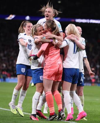 London, England, 6th April 2023. The England team celebrate after winning the penalty shoot out during the Women s CONMEBOL UEFA Finalissima match at Wembley Stadium, London. Picture credit should read: Paul Terry Sportimage EDITORIAL USE ONLY. No use with unauthorised audio, video, data, fixture lists, club league logos or live services. Online in-match use limited to 120 images, no video emulation. No use in betting, games or single club league player publications. SPI-2352-0224