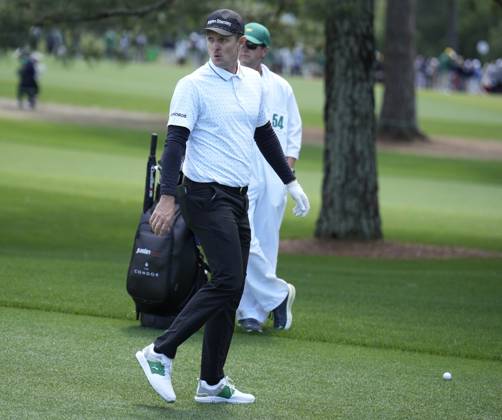 Justin Rose looks back to the hole before making a fairway shot during the final round at the 87th Masters tournament at Augusta National Golf Club in Augusta, Georgia on Sunday, April 9, 2023.  AUG20230409205 BOBxSTRONG
