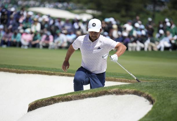 Golf, PGA, Masters Tournament in Augusta Xander Schauffele climbs out of a bunker at the 2nd green during the final round at the 87th Masters tournament at Augusta National Golf Club in Augusta, Georgia on Sunday, April 9, 2023.  AUG20230409208 BOBxSTRONG