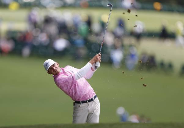 Golf, PGA, Masters Tournament in Augusta Sam Bennett (a) hits an approach shot to the 1st green during the final round at the 87th Masters tournament at Augusta National Golf Club in Augusta, Georgia on Sunday, April 9, 2023.  AUG20230409216 JOHNxANGELILLO