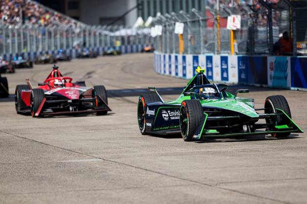 FORMEL E - Berlin E-Prix BERLIN,GERMANY,23.APR.23 - MOTORSPORTS, FORMEL E - E-Prix of Berlin, Berliner Tempelhof Airport Circuit. Image shows Nick Cassidy (NZL Envision) and Jake Dennis (GBR Andretti).  GEPAxpictures xMatthiasxTrinkl